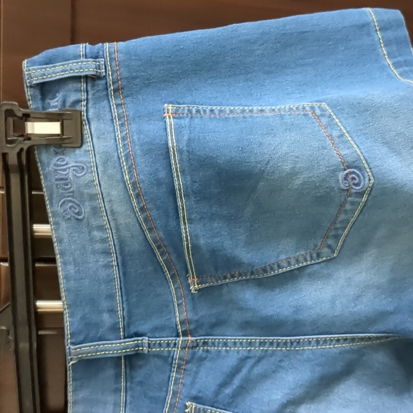 Shorts - Picture 3 of 3